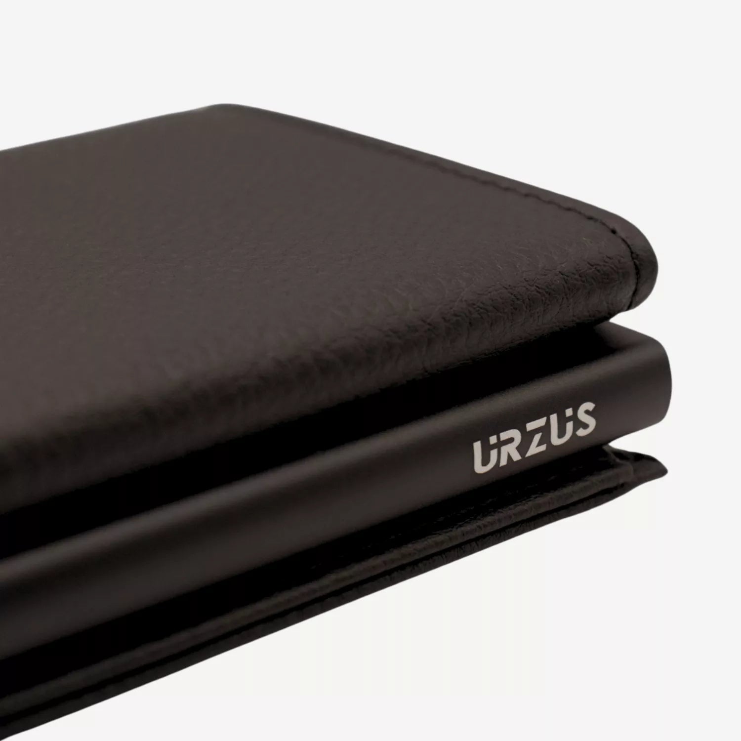 Billetera Anticlonación en cuero Black US203, vista lateral — accesorio compacto y elegante de Urzus