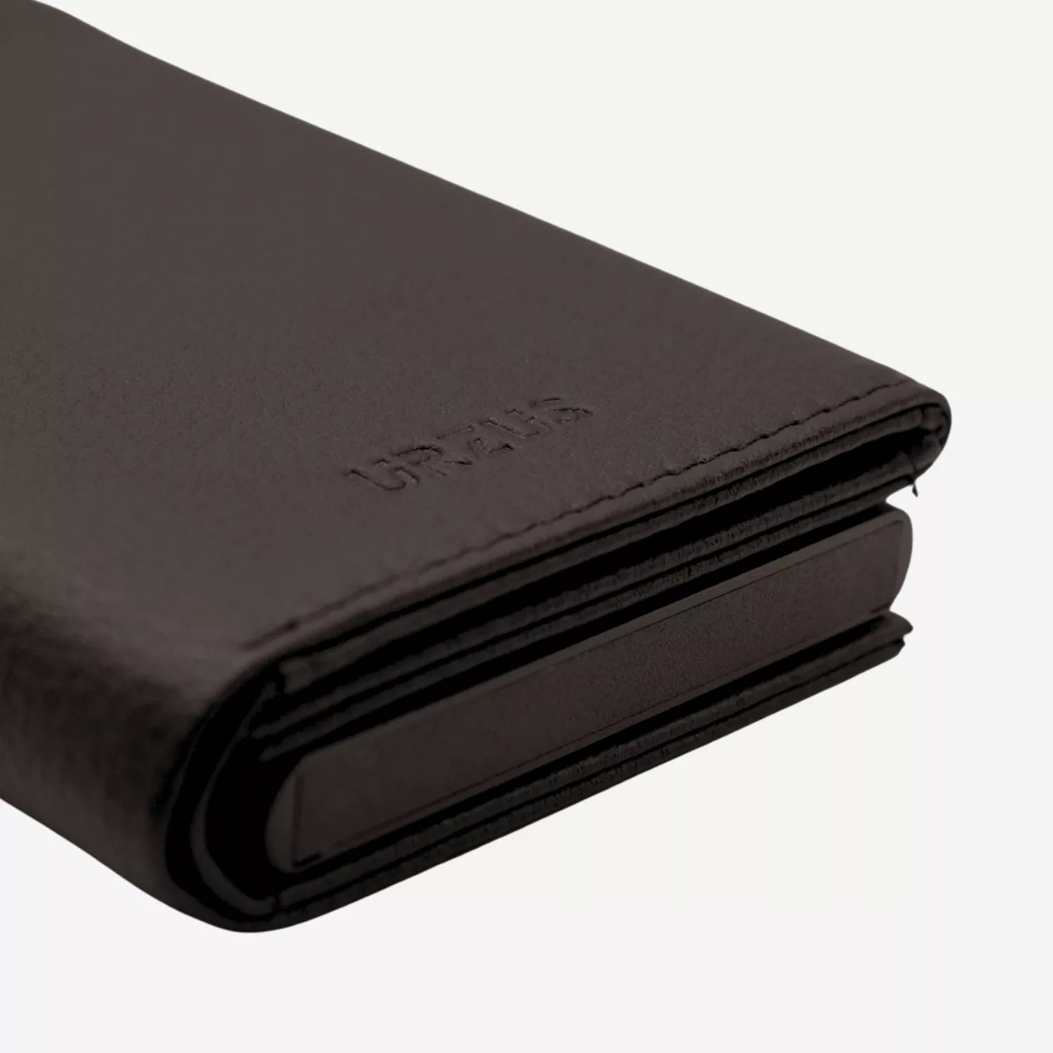 Billetera Anticlonación en cuero Black US302W Sin Monedero, vista inferior — accesorio compacto y elegante de Urzus
