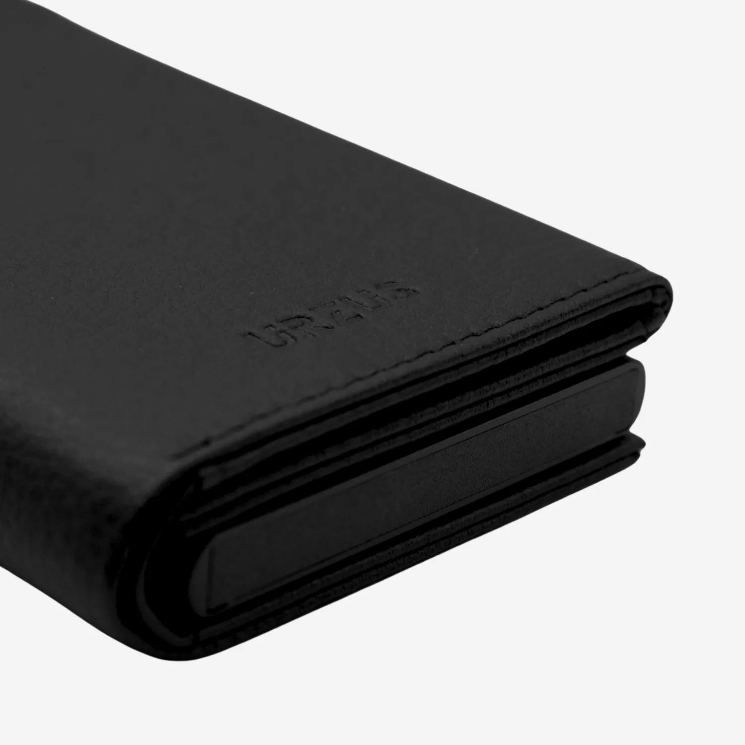 Billetera Anticlonación en cuero Black US302, vista inferior — accesorio compacto y elegante de Urzus