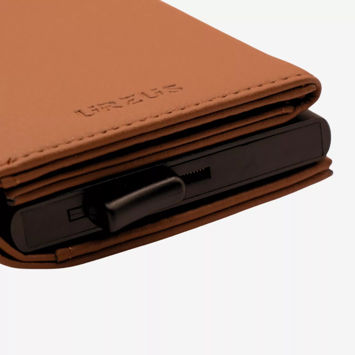 Billetera Anticlonación en cuero Brown US203, vista inferior — accesorio compacto y elegante de Urzus