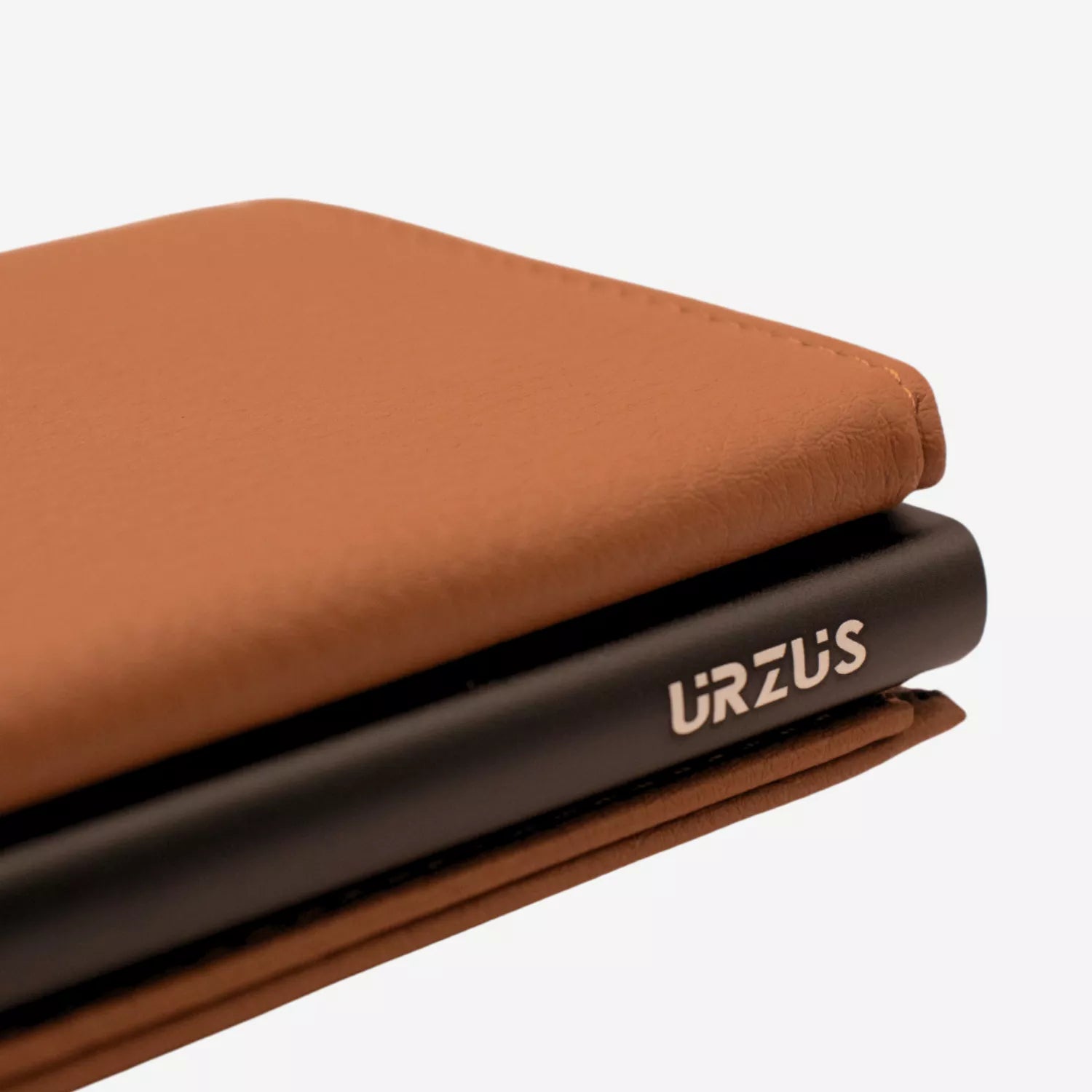 Billetera Anticlonación en cuero Brown US203, vista lateral — accesorio compacto y elegante de Urzus