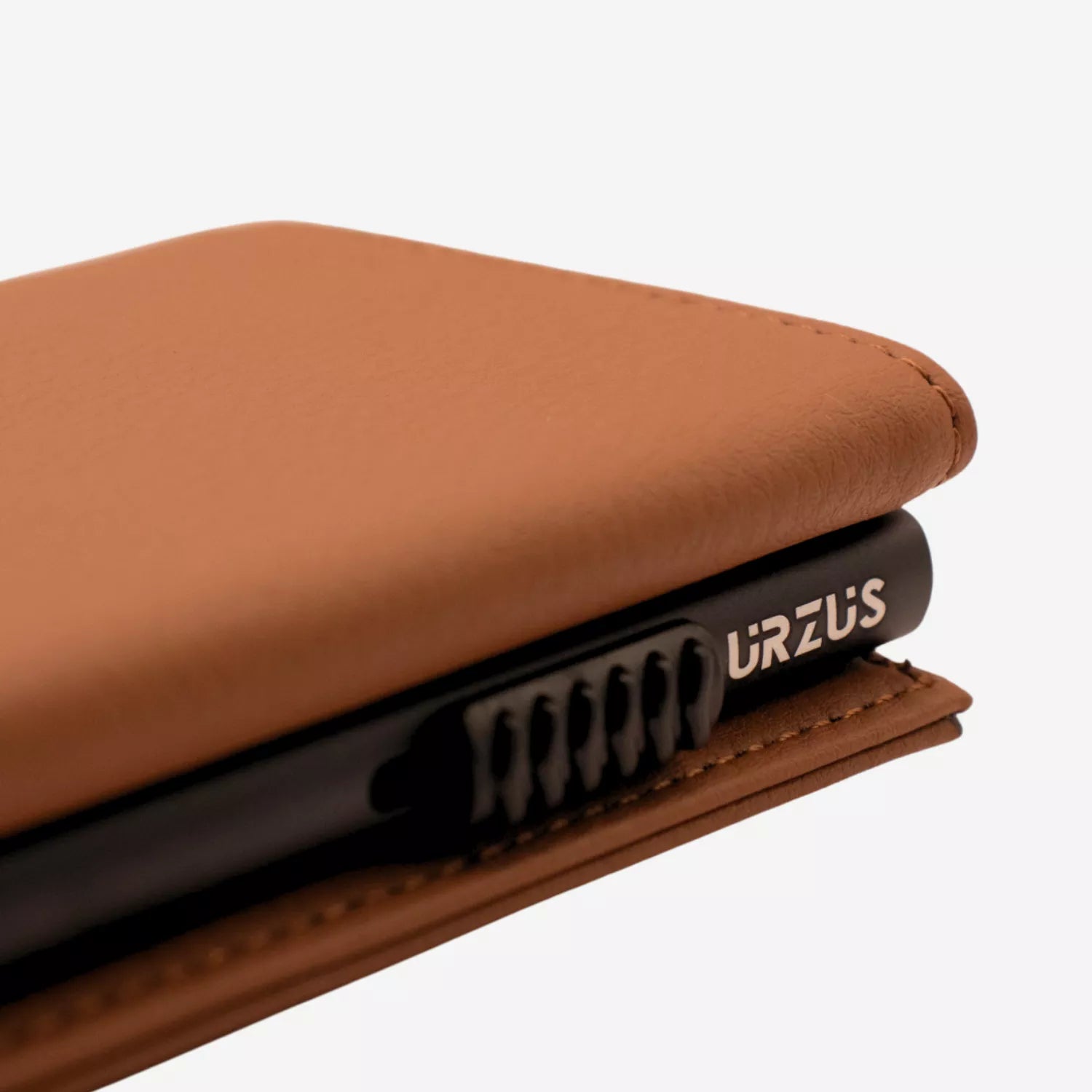 Billetera Anticlonación en cuero Brown US302, vista lateral — accesorio compacto y elegante de Urzus