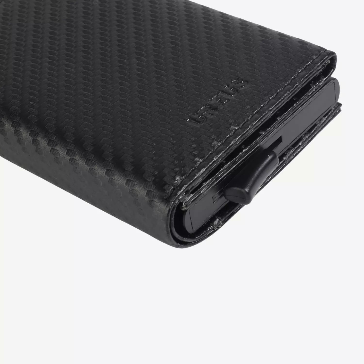Billetera Anticlonación en cuero Carbon US203, vista inferior — accesorio compacto y elegante de Urzus
