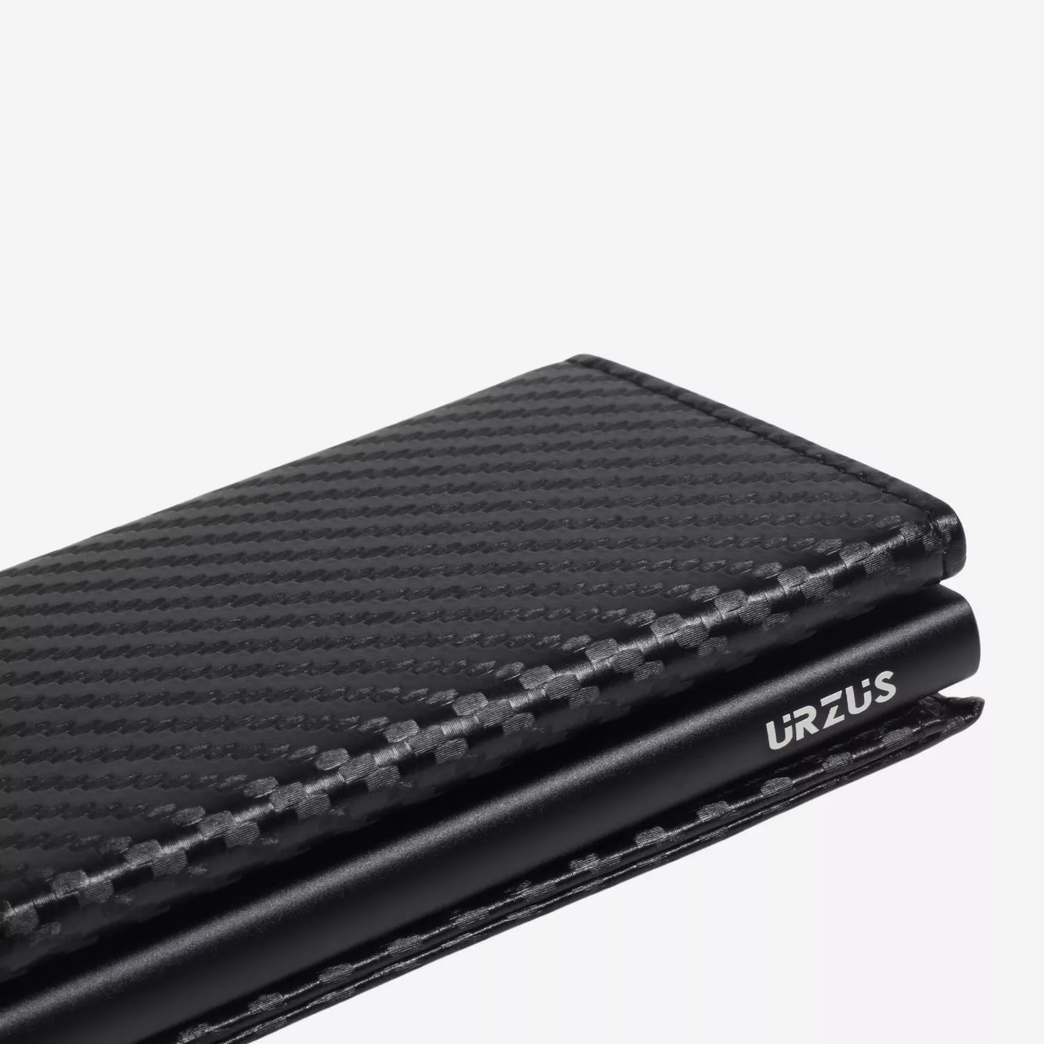 Billetera Anticlonación en cuero Carbon US203, vista lateral — accesorio compacto y elegante de Urzus