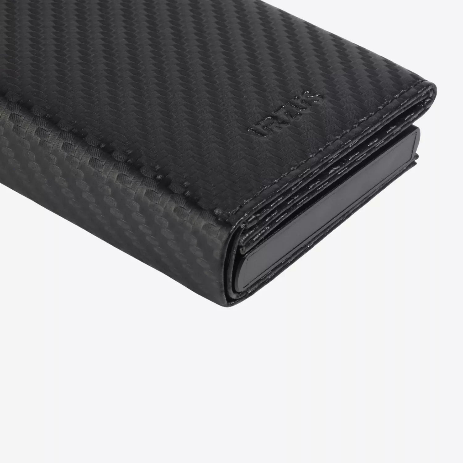 Billetera Anticlonación en cuero Carbon US302, vista inferior — accesorio compacto y elegante de Urzus