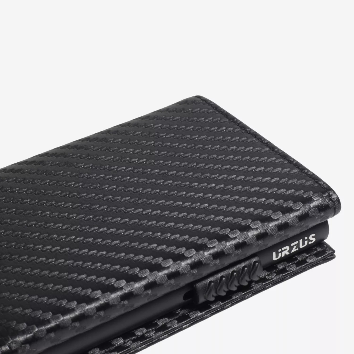 Billetera Anticlonación en cuero Carbon US302, vista lateral — accesorio compacto y elegante de Urzus