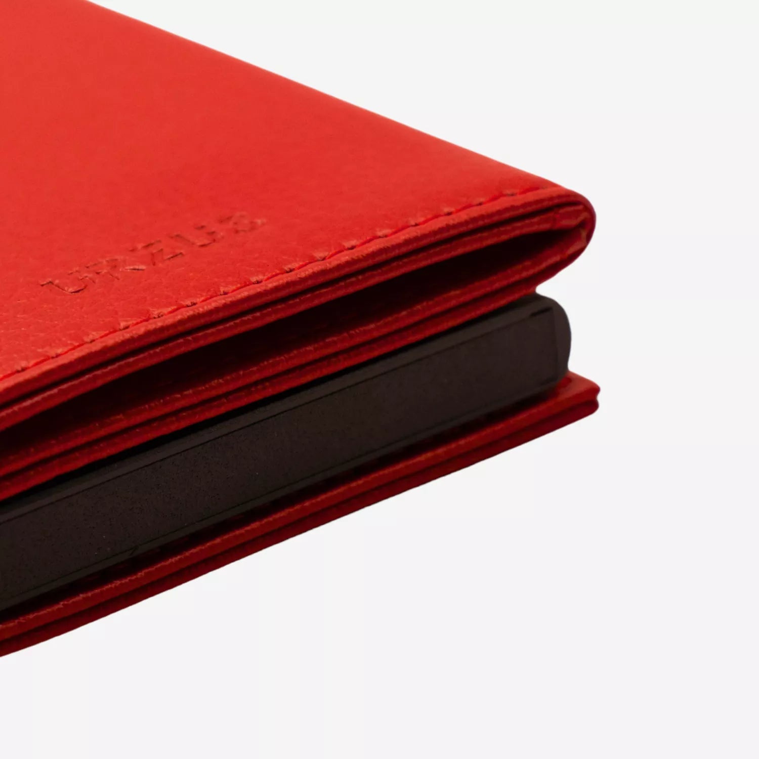 Billetera Anticlonación en cuero Red US302, vista inferior — accesorio compacto y elegante de Urzus