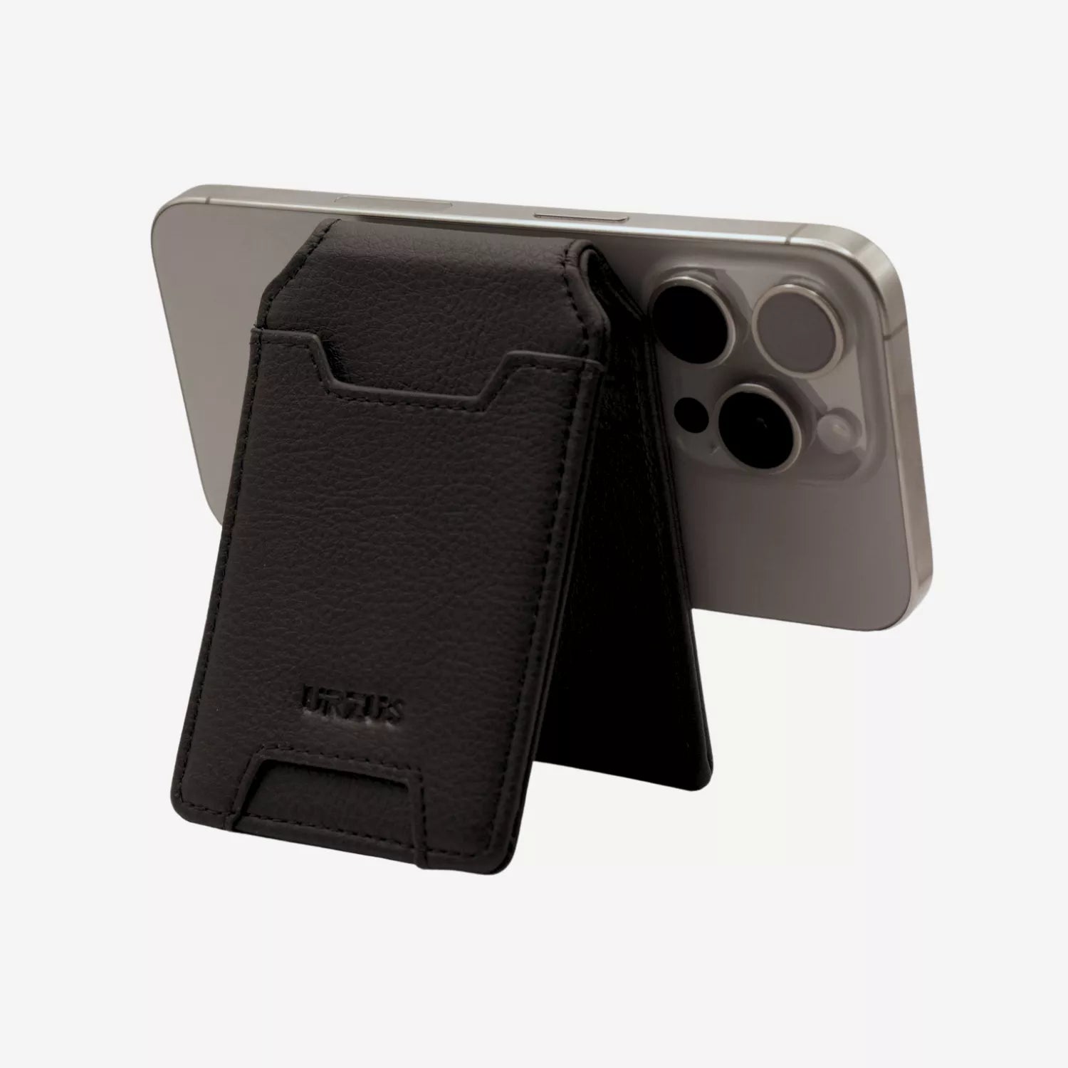 Tarjetero Magnético Anticlonación en cuero Black US100 con MagSafe, vista diagonal con celular — ideal para organizar tarjetas, de Urzus